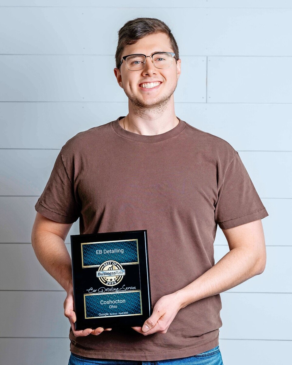 Ethen Brown osvojio je nagradu za najbolju poslovnu ocjenu 2025. za uslugu detaljnog pregleda automobila u Coshoctonu, Ohio. Mladić s osmijehom drži ploču s nagradom.