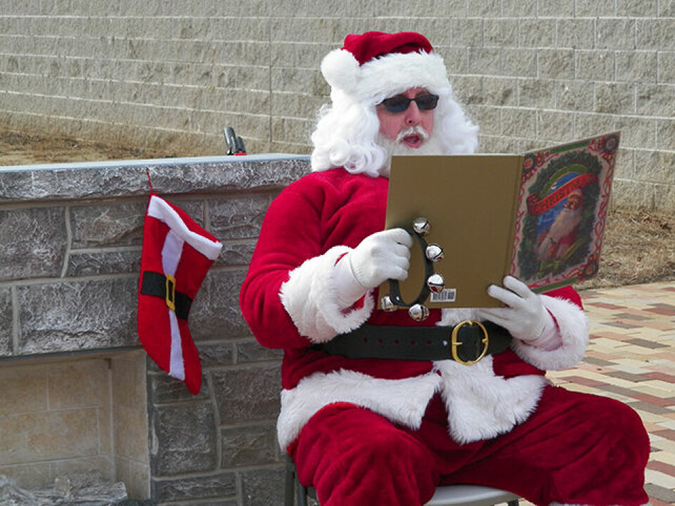Twas the Night Before Christmas event draws a crowd Santa Claus reads 'Twas the Night Before Christmas' to the crowd at the first Our Town Coshocton Christmas event held Dec. 10. Jen Jones | Beacon