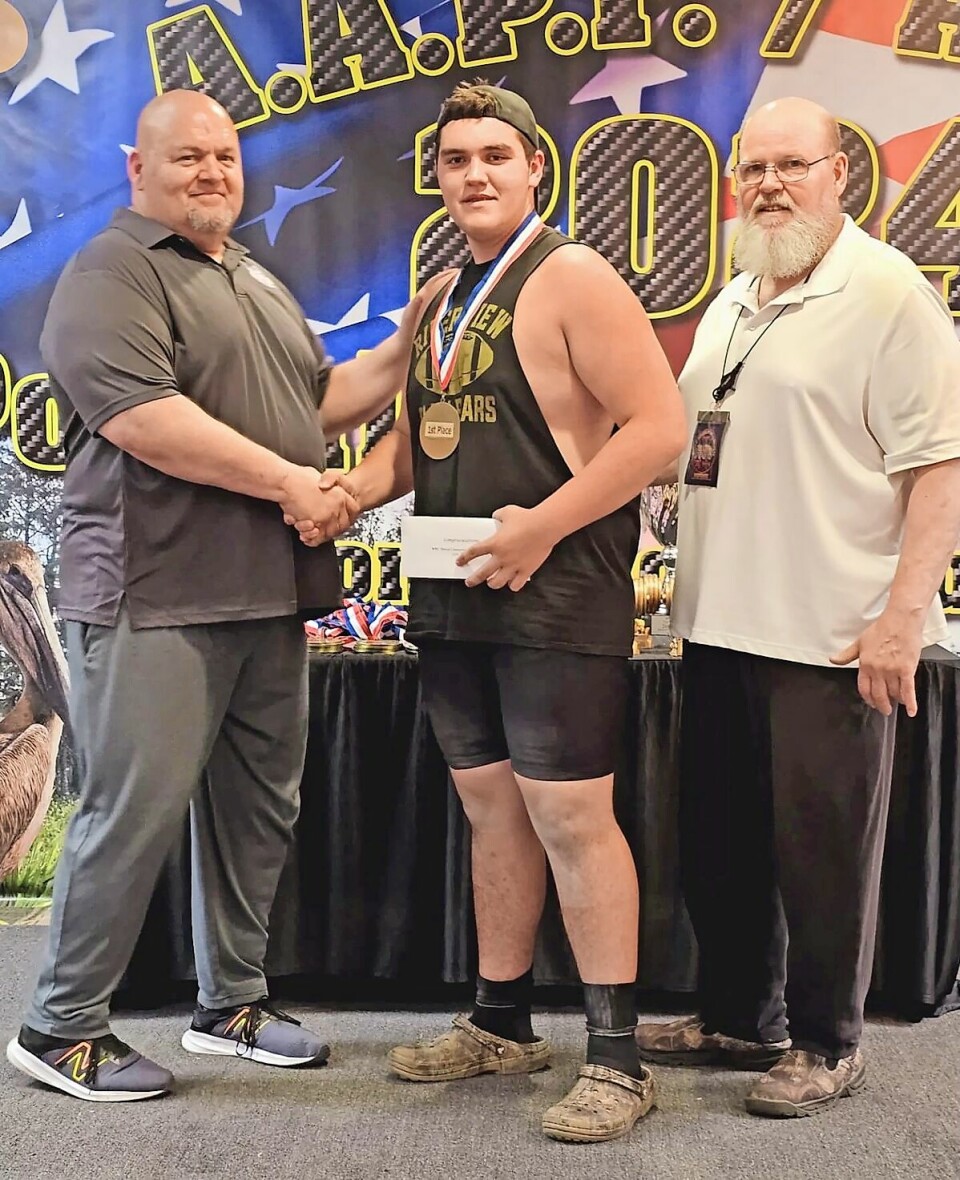 Wallace wins national champion in weightlifting event