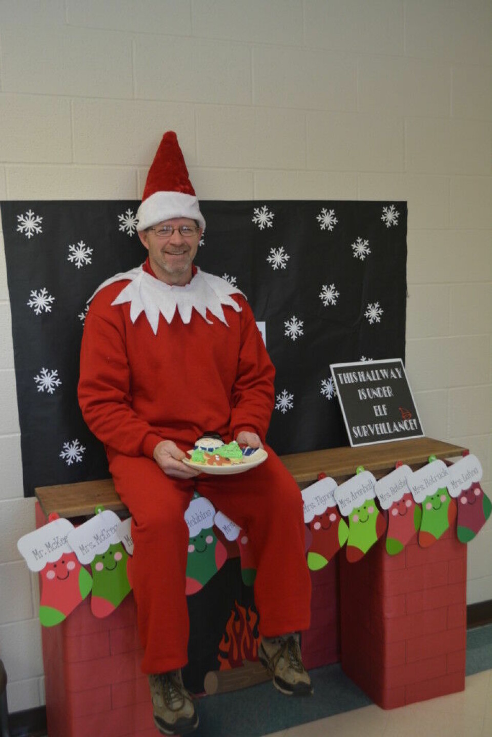 CES holds holiday door decorating contest