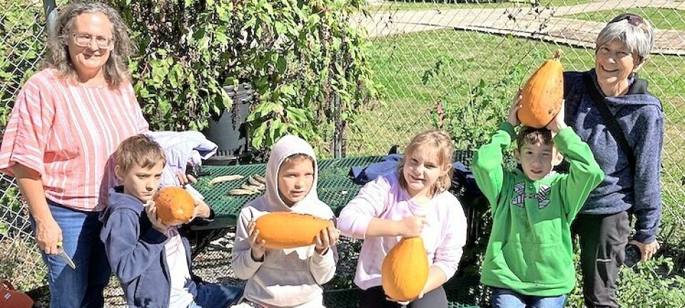 Students explore science and renewal through gourd-growing project