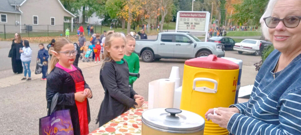 ‘Shine a Light for Jesus’ trunk-or-treat brings churches, community together